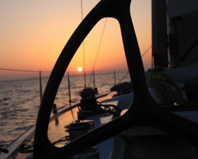 Segeln in den Sonnenuntergang bei leichtem Wind - herrlich!