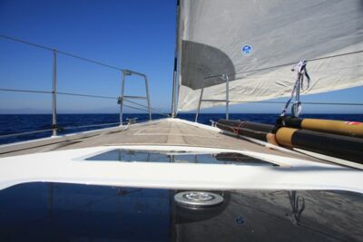 Eine Yacht segelt bei ruhiger See über das offene Meer
