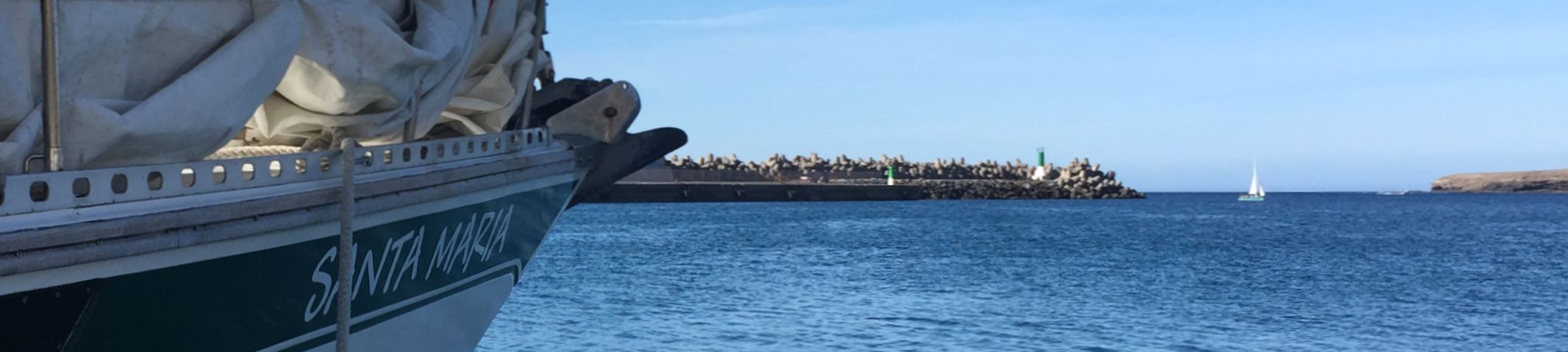 Das Segelboot Santamaria liegt in einer Bucht der Kanaren